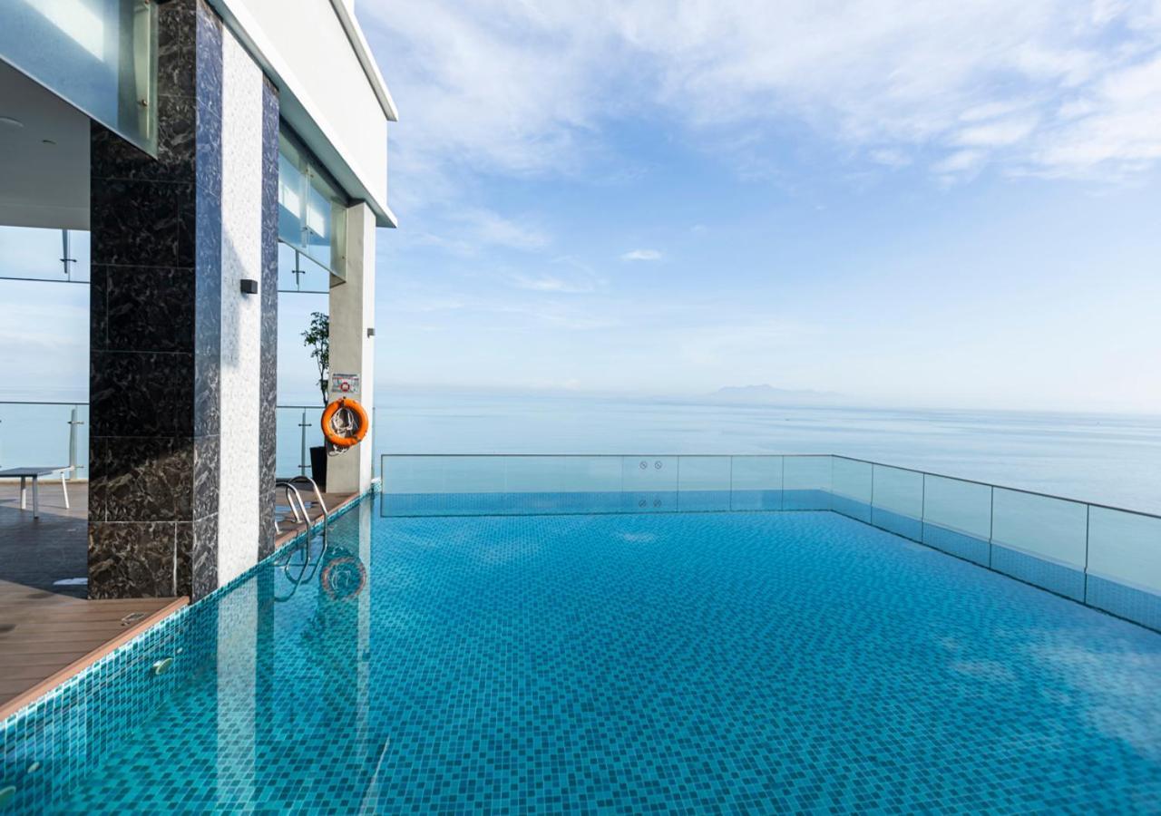 Hotel Hompton By The
